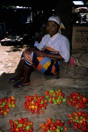 Alimentation;-Archipel-des-Comores;-Commerce;-France;-Kaleidos;-Kaleidos-images;-La-parole-à-limage;-Laurent-Abad;-Marché;-Mayotte;-Msindzano;-Océan-Indien;-Piments;-Stories-Pictures;-Vendeuse